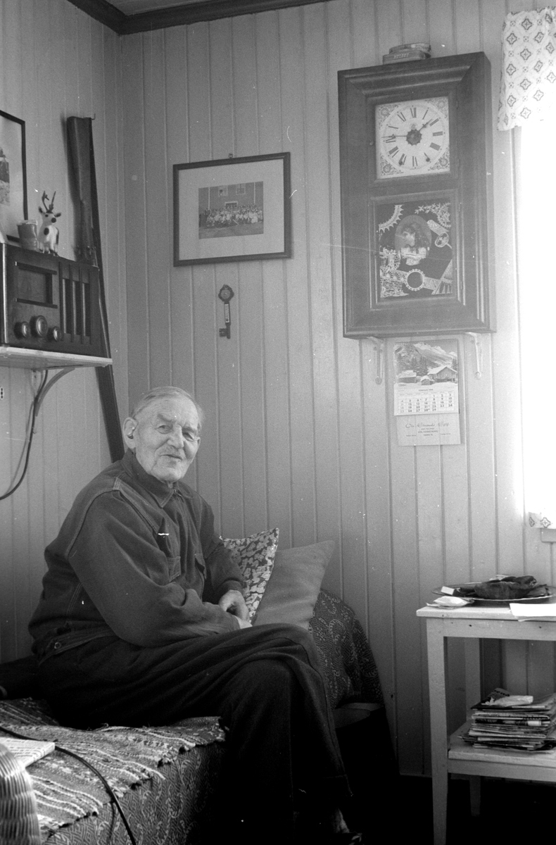 RØSBAK, FURNES, ERIK RØSBAK 87 ÅR, ble her intervjuet av RAGNAR PEDERSEN, tidligere ansatt ved Hedmarksmuseet. En radio på veggen til venstre. 