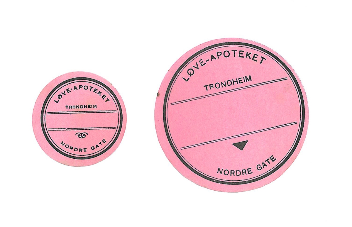 Runde etiketter av papir med påtrykt skrift. To størrelser.  3 stk. 5,5 cm diam., 4 stk. 3,5 cm diam.