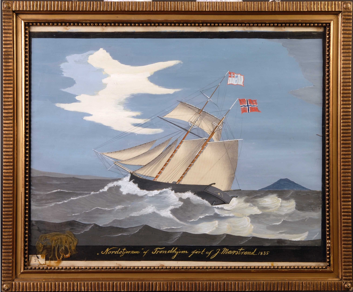 Akvarell av skonnert "Nordstjernen" for fulle seil på opprørt hav, fjell i bakgrunnen.