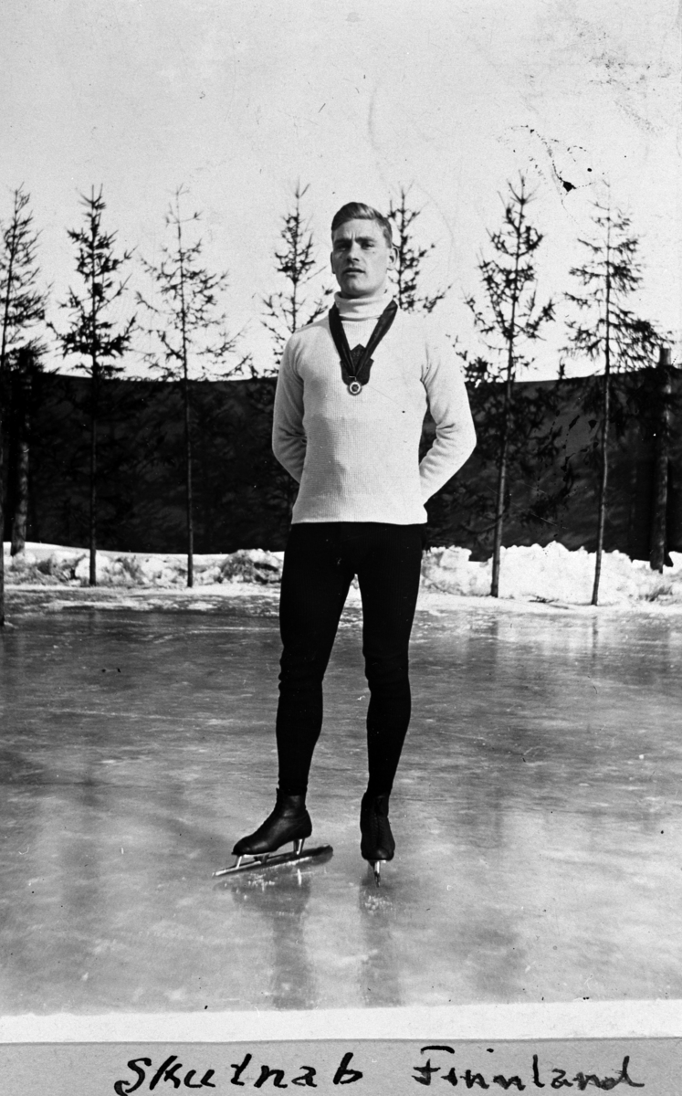 Julius Skutnabb (født 12. juni 1889, død 26. februar 1965) var en finsk skøyteløper. Han deltok i sitt første verdensmesterskap i 1910, men fikk karrieren avbrutt på grunn av første verdenskrig og den finske borgerkrigen. 

Han kom tilbake etter krigen og vant gull på 10 000 meter og sølv på 5000 meter under de første olympiske vinterlekene i Chamonix i 1924. Samme år kom han på tredje plass under verdensmesterskapet på hjemmebane i Helsingfors. 

I 1926 kunne han feire en ny triumf i Chamonix, der han nå vant europamesterskapet. 

Under OL 1928 i St. Moritz tok han igjen sølvmedalje på 5000 meter. På dette tidspunktet var han nesten 39 år gammel, og er fremdeles tidenes eldste medaljevinner i hurtigløp på skøyter. 

[rediger] OL-medaljer1924 Chamonix - Gull i hurtigløp på skøyter, 10 000 meter
1924 Chamonix - Sølv i hurtigløp på skøyter, 5 000 meter
1928 St. Moritz - Sølv i hurtigløp på skøyter, 5 000 meter
1924 Chamonix - Bronse i hurtigløp på skøyter, Sammenlagt. 

Kilde Wkipedia. 