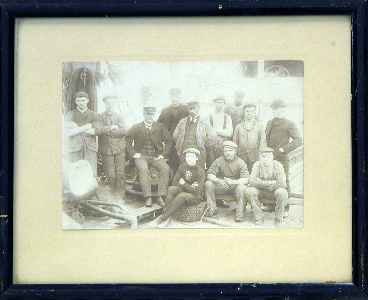 Gruppebilde av besetningen på stålbarken "Kilmeny" av Glasgow. Mannen helt til venstre er sannsynligvis Søren Tiller, han var på båten 1905-07.