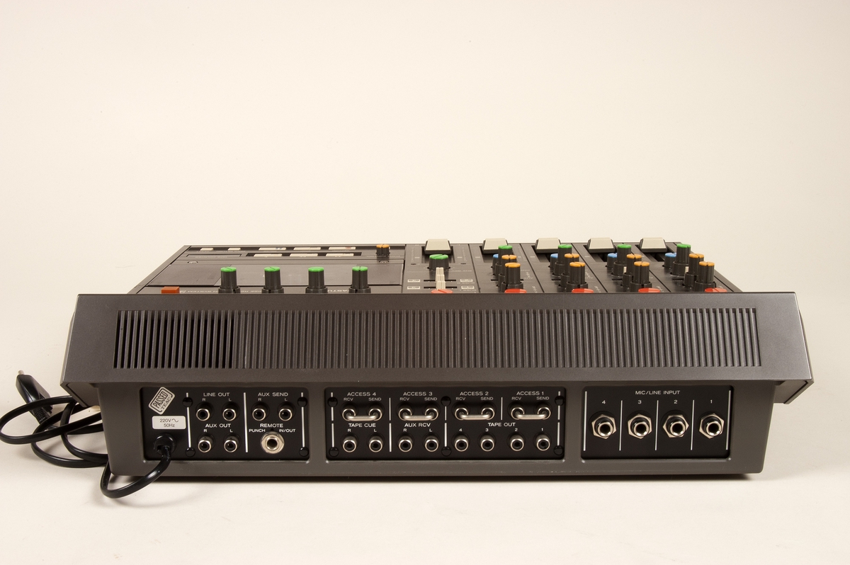 4-spors analog båndopptaker med Dolby B støyreduksjon. Inneholder ekko og andre effekter. Simul-Sync hode muliggjør playback og opptak samtidig. Portastudioet har individuell EQ og panorering for hver kanal.