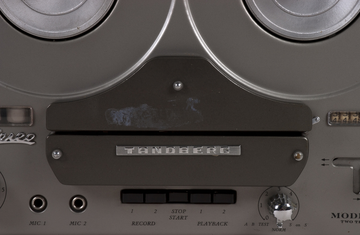 Firespors båndopptaker i kabinett av teak. Mono og stereo inn- og avspilling med AB-test. 10 rør. 3 lydhoder. Båndhastighetene 1 7/8, 3 3/4, 7 1/2. For 7"-spolebånd.