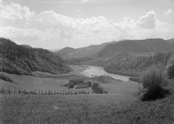 Gården Randli nedre i Bratsberg med Nidelva og Tiller og Klæ