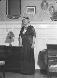 Foto av kvinne i forbindelse med Håndverksuka 1934