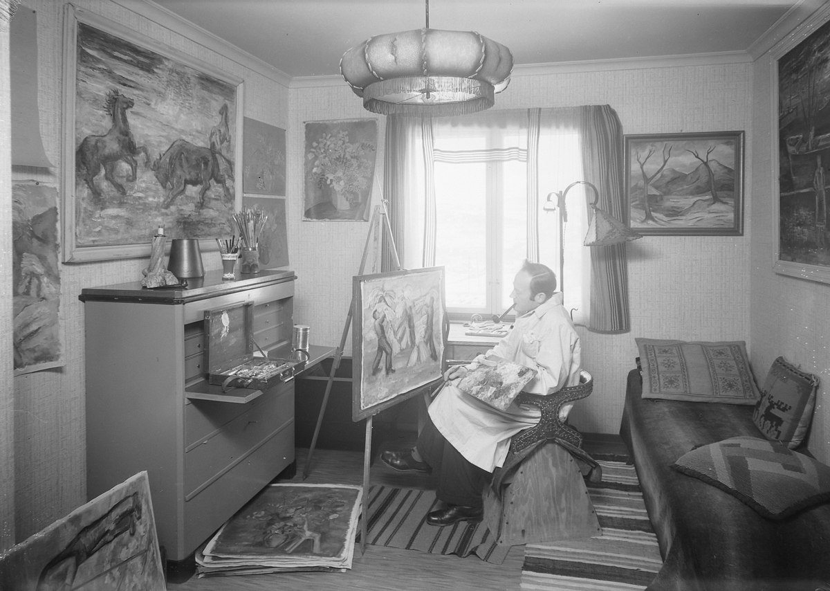 Kunstmaler Carl Gustav Jerv i sitt atelier
