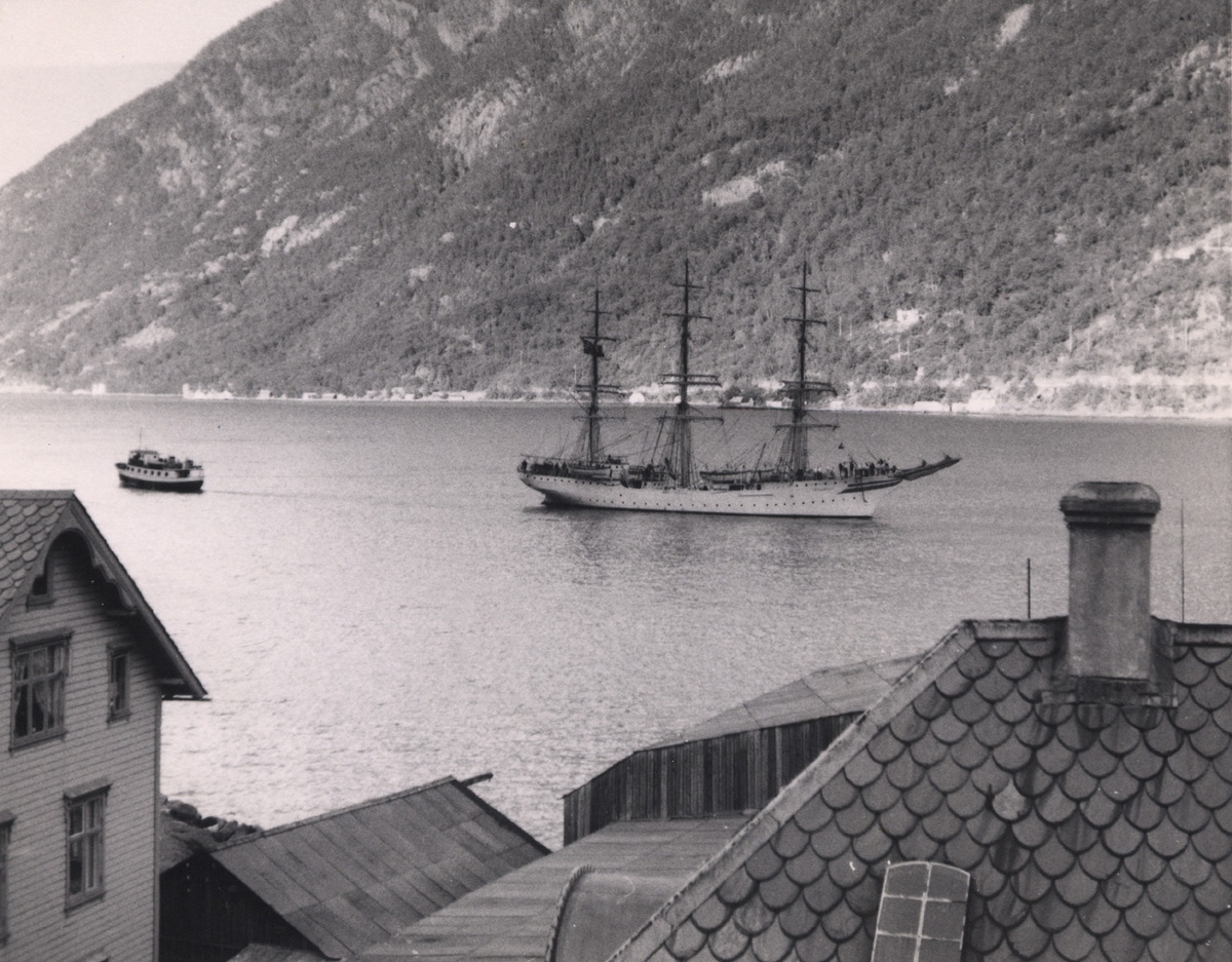 Skuleskipet Sørlandet på veg inn Sørfjorden i Odda