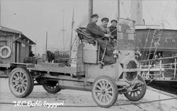 E.C. Dahls bryggeri, sjåfører på en av bryggeriets biler.