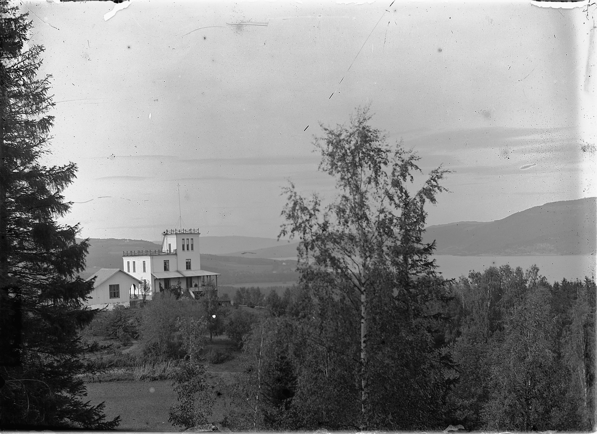 Oppland, Honne på Biri, eid av direktøren på Biri glassverk Christian de Seue, Biri kommune kjøpte stedet i 1920