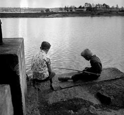 JERNBANEBRYGGA, HAMAR, FISKERE, TO UKJENTE GUTTER, MARKFISKE
