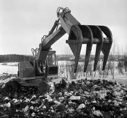 Munch gravemaskin med nyryddingsgrabb. Grabben har tinder, s