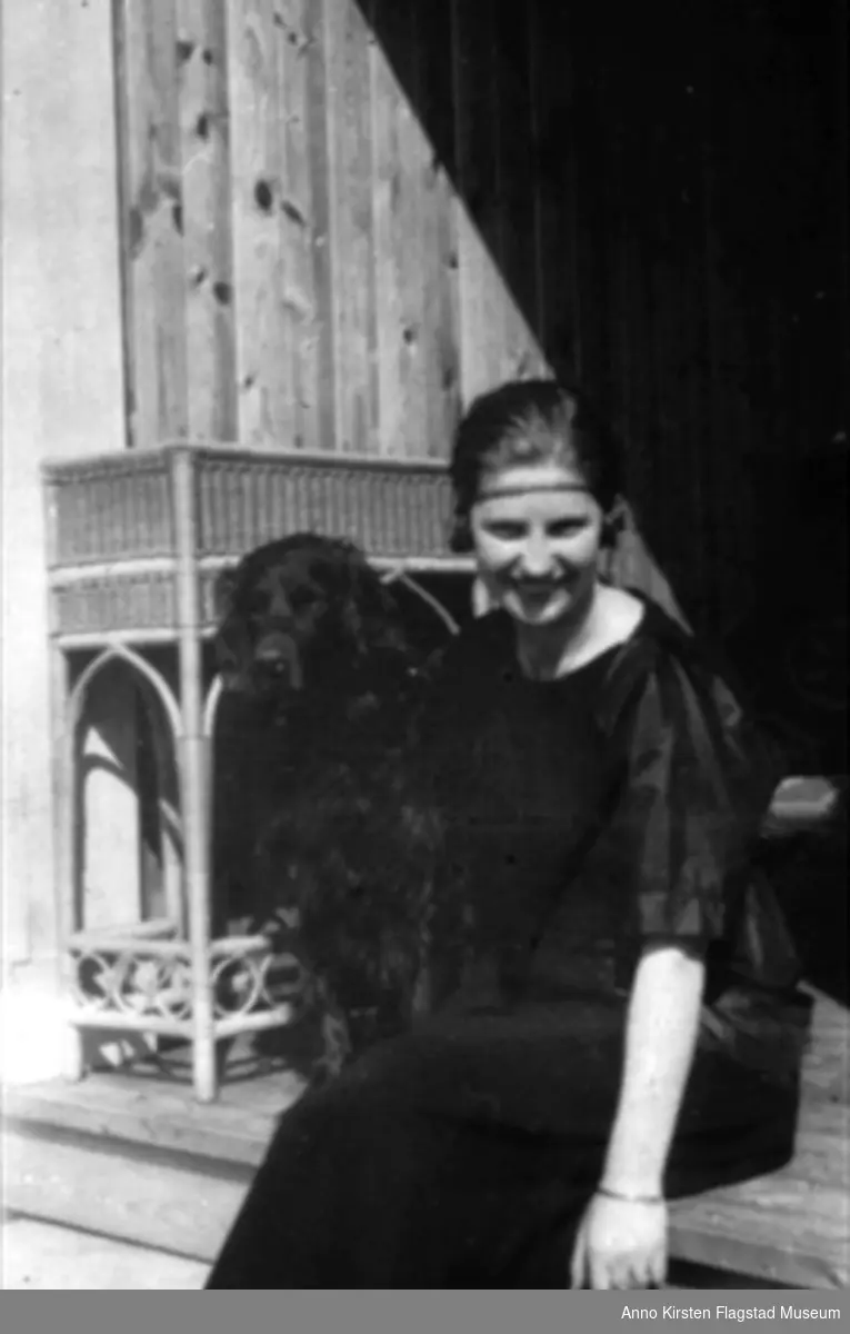 Kirsten Flagstad med hunden sin på Vinderen, Oslo 1919. Kirsten Flagstad with her dog at Vinderen, Oslo 1919. 