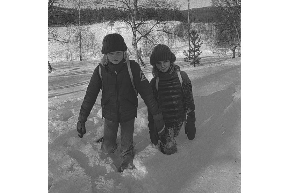Folldal, Krokmoen, to barn går i dyp snø, Bruløse