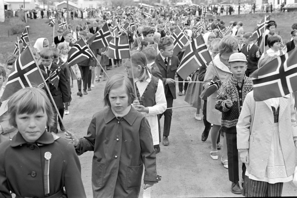 17. mai i Brumunddal 1968. Skoletoget. Elever ved Mørkved skole. Lise Brodal i midten foran, Sigvart Jovall med caps og lusekofte.