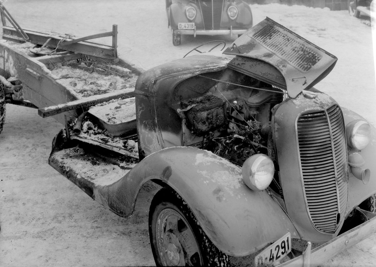 Oplandske Auto, Hamar. Kolisjonskadet bil. D4291. Lastebilen D4291 er en Ford V8. Bilen i
