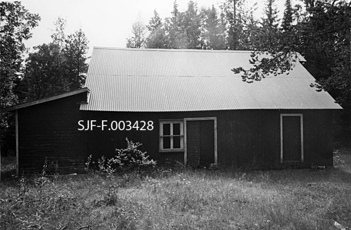 Klengstua i Målselv i Troms, fotografert i 1980.  Klengrommet var laftet, men det ytre bygningsskallet (som vi ser på dette fotografiet) later til å være utført i bordkledd bindingsverk.   Huset har en etasje, men et forholdsvis høyt, spissgavlet røste, som gav muligheter for et konglelager på loftet.  Bildet er tatt mot en langvegg med et vindu og to dører (den ene av dem dobbelt), en vegg som antakelig var å betrakte som ”fronten” eller ”hovedfasaden” huset.  Ved den ene gavlenden (til venstre i bildet) er det tilbygd et skur med pulttak.  På den andre gavlen skimter vi et lite takutbygg ved mønet, der det var ei talje som ble brukt til å heise konglesekker opp mot den nevnte loftsdøra.  Takene var tekket med bølgeblikk.  Da dette fotografiet ble tatt, var anlegget preget av et begynnende forfall, etter at skogfrøproduksjonen ved dette anlegget hadde opphørt.  Eierne hadde åpenbart forsøkt å beskytte bygningen og interiøret mot hærverk ved å stenge vinduet på langsida med ei utvendig nettinggrind.  Også vegetasjonen omkring anlegget, den næringsfattige grasvollen med enkelte buskvekster foran bygningen og skogen bakenfor, bærer preg av at produksjonen ved anlegget hadde opphørt da bildet ble tatt. 