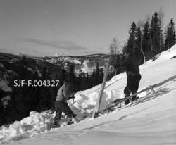 "Snøen fjernes før pålessing.  Lillerud, Vestre Gausdal, 196