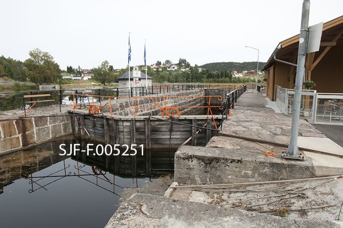 Lunde sluse i Bandak-Norsjø-kanalen.  Fotografiet er tatt fra kanalens sørside, mot den øvre sluseporten, som var stengt da dette fotografiet ble tatt.  Lunde sluse har ett slusekammer og en løftehøyde på tre meter. 