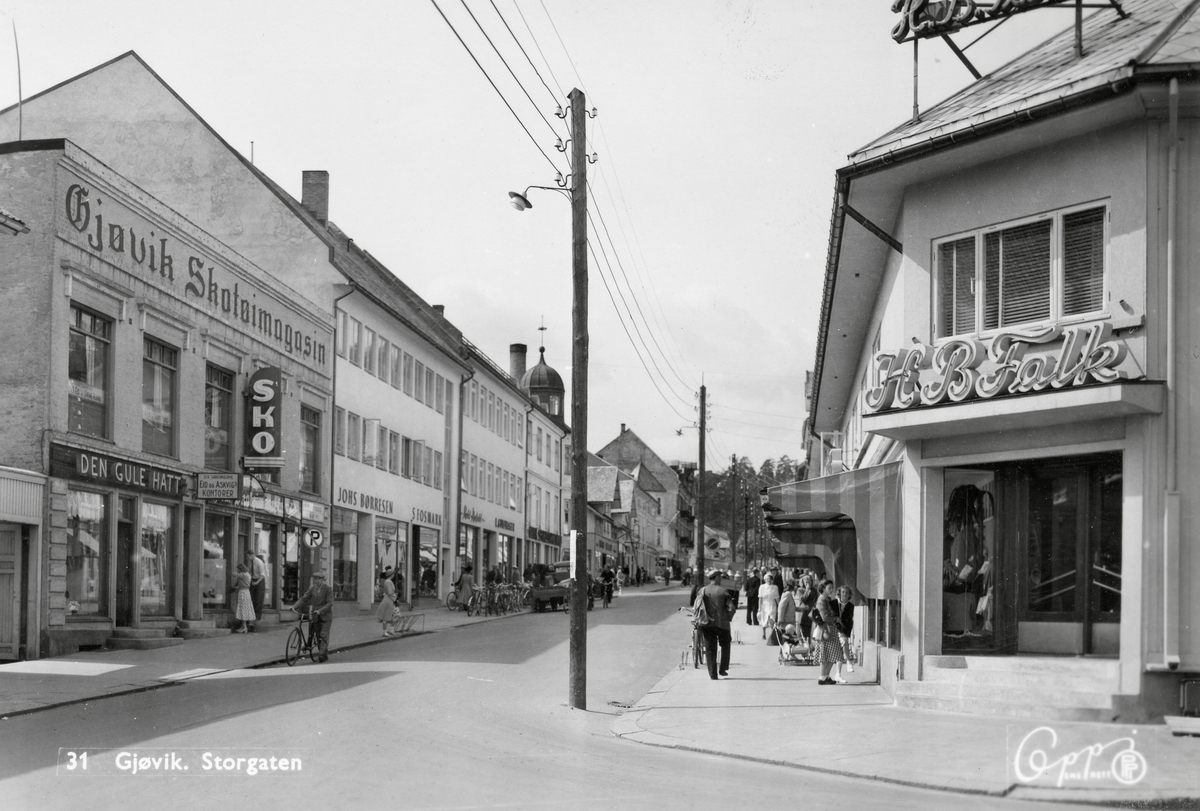 Falkehjørnet og Storgata, på postkort. Storgata med H.B.Falks moderniserte forretning fra 1950. Bygningen ble revet i 1983. Arkitekt Jan Håvar Korshavn tegnet nytt bygg. Firmaet H.B. Falk opphørte i 1984.
