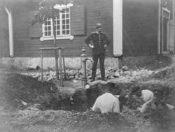 Reparation av vattenledning vid Malmen ca 1890. Personer i a