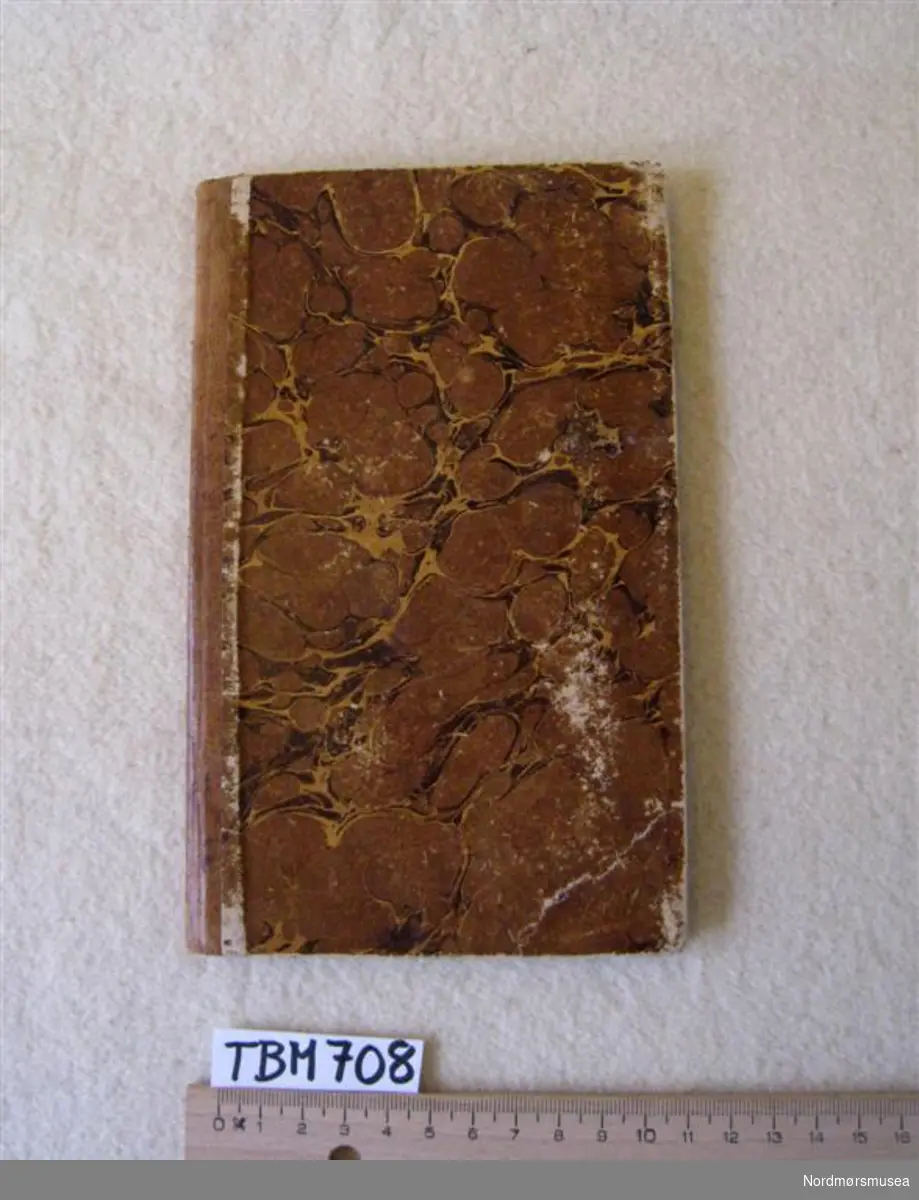 Tynn bok med brun skinnrygg og marmorert stivbind
Gotisk skrift