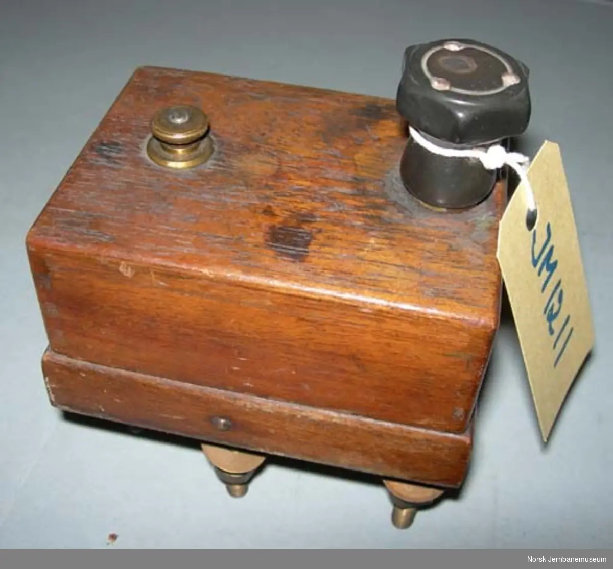 Kommutatornøkkel : yngre type - kopler batteri mellom Morse- og signaltelegraf