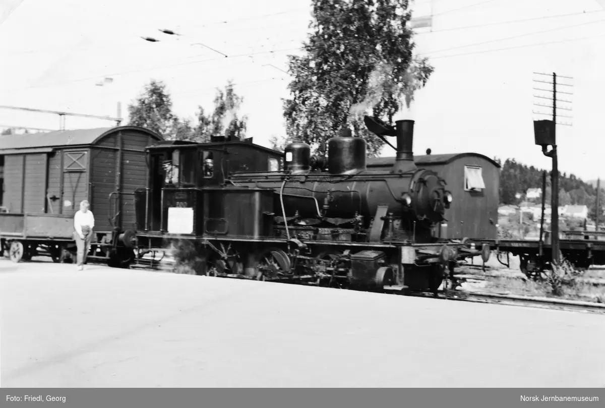 Damplokomotiv type 25a nr. 200 på Hønefoss stasjon