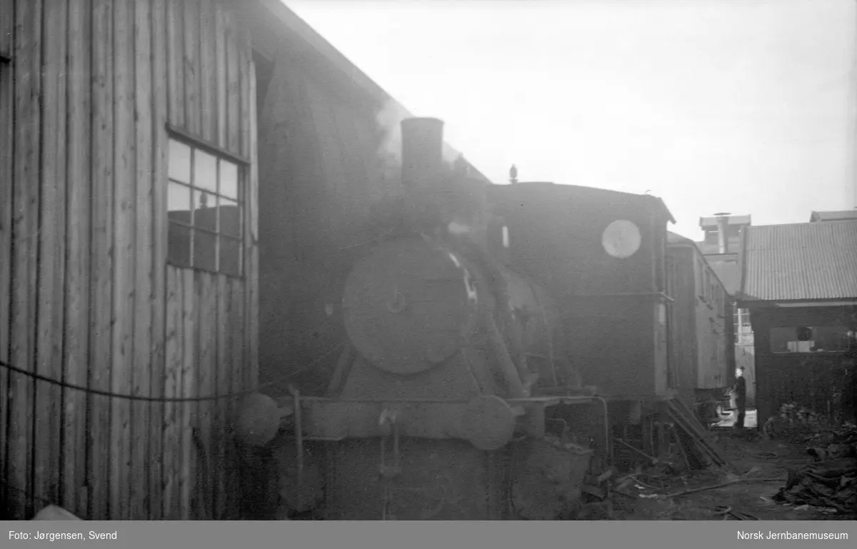 NSB damplokomotiv type 38a nr. 445 hensatt på Verkstedet Sundland