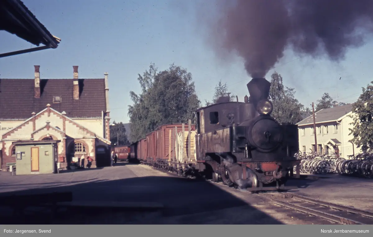 Blandet tog 2051 til Skulerud, trukket av damplokomotivet nr. 4 "Setskogen", klar til avgang på Sørumsand stasjon