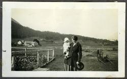 Portrett, kvinne med barn, landskap