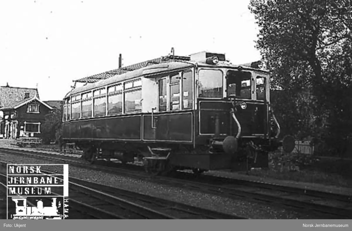 Bensinmotorvogn litra C-m type 1 nr. 18201 på Røykenvik stasjon