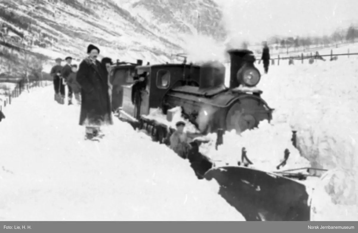 Et fastkjørt damplokomotiv type 11 i snøen mellom Kvam og Vinstra, ca. 2,5 km nord for Vinstra