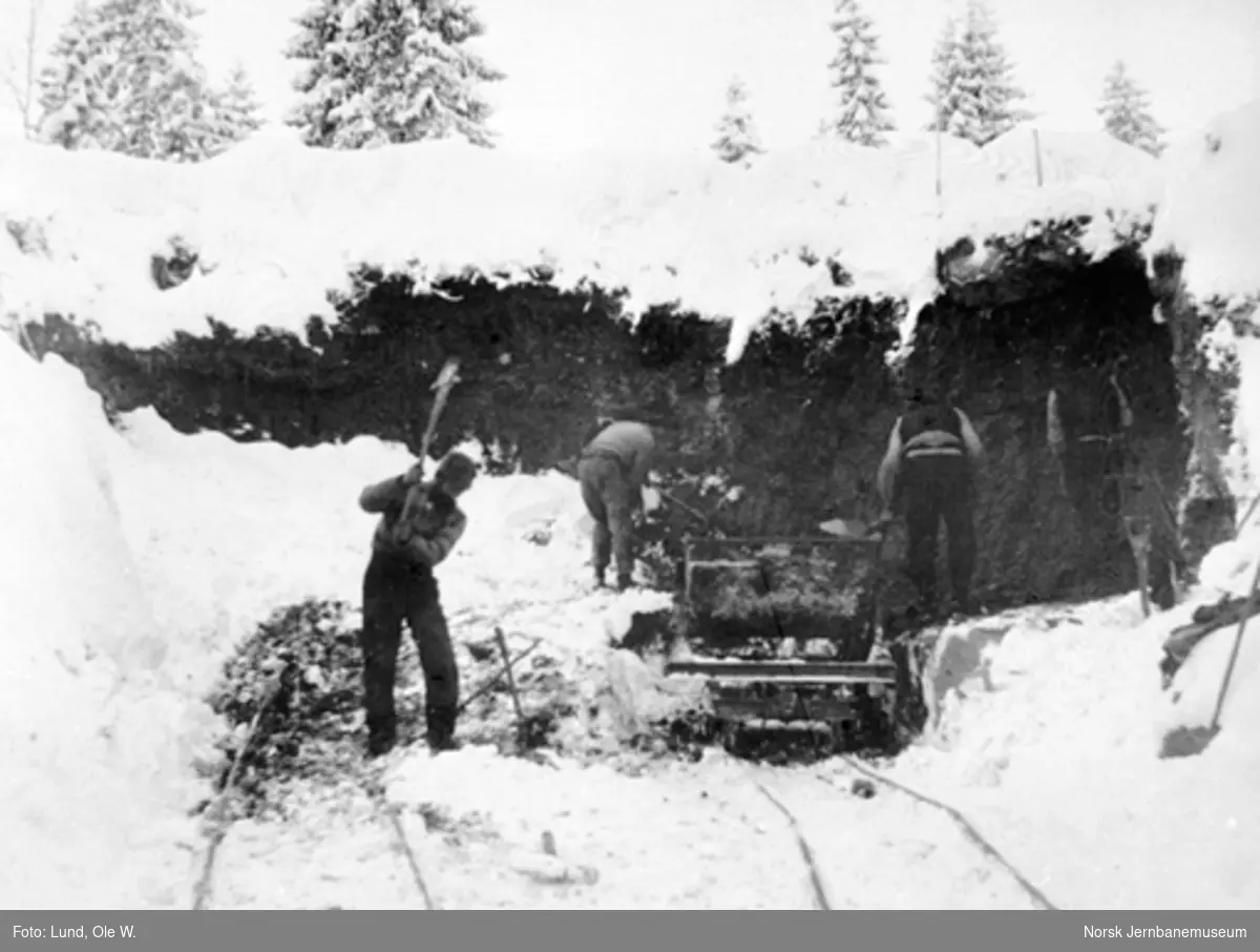 Fra anlegget av Holmestrand-Vittingfossbanen : fire mann i arbeid en skjæring, trolig ved Mosåsen