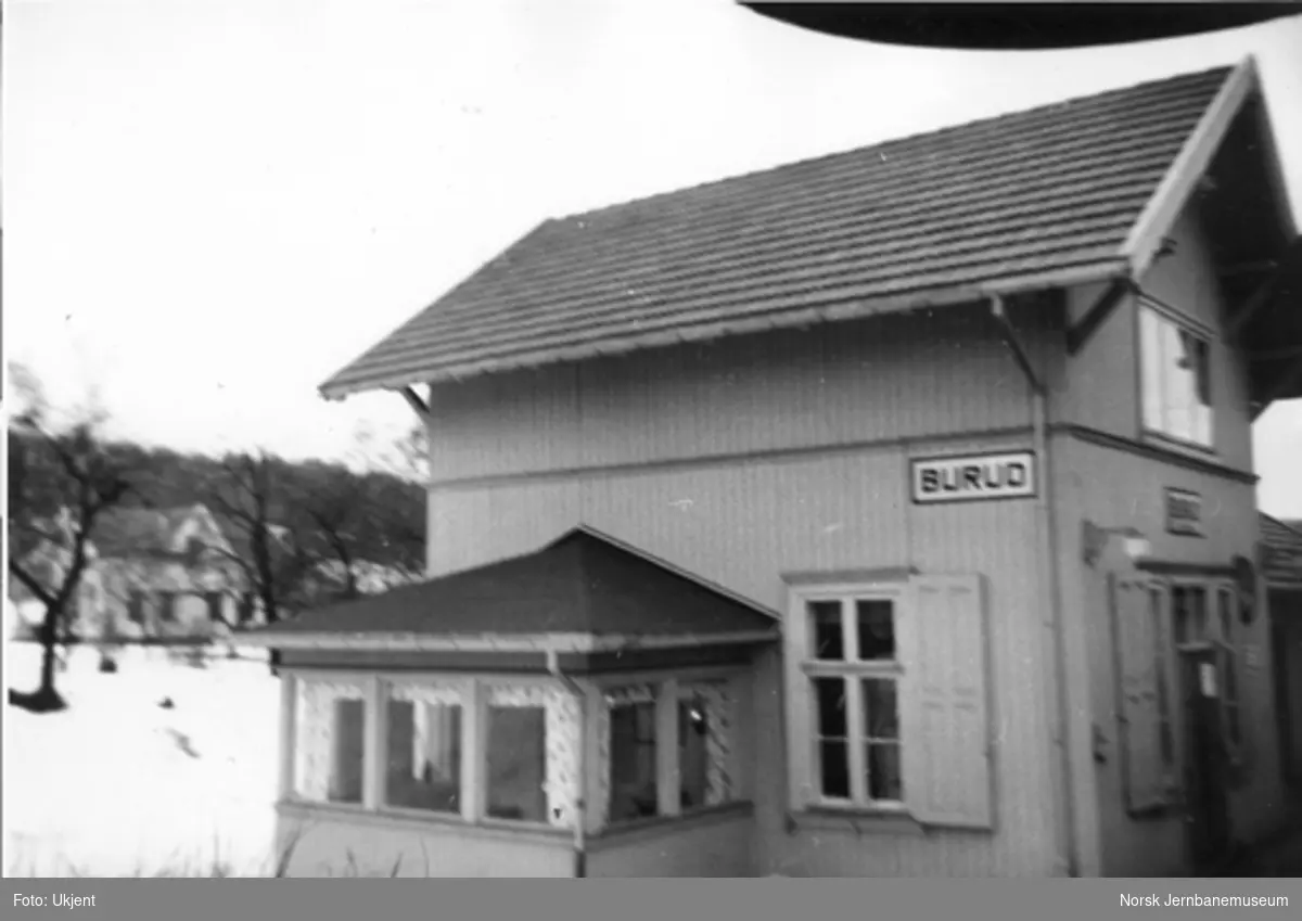 Burud stasjonsbygning fotografert fra toget