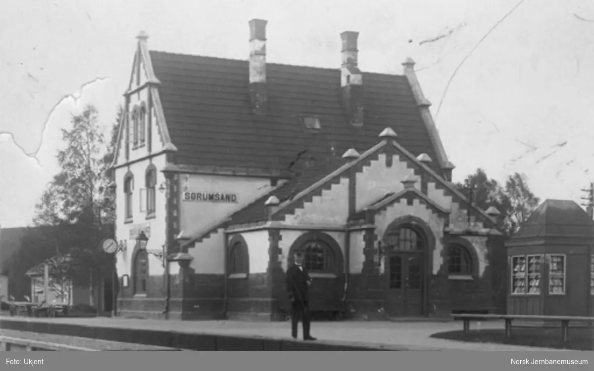 Sørumsand stasjonsbygning med stasjonsmester Hoff i forgrunnen
