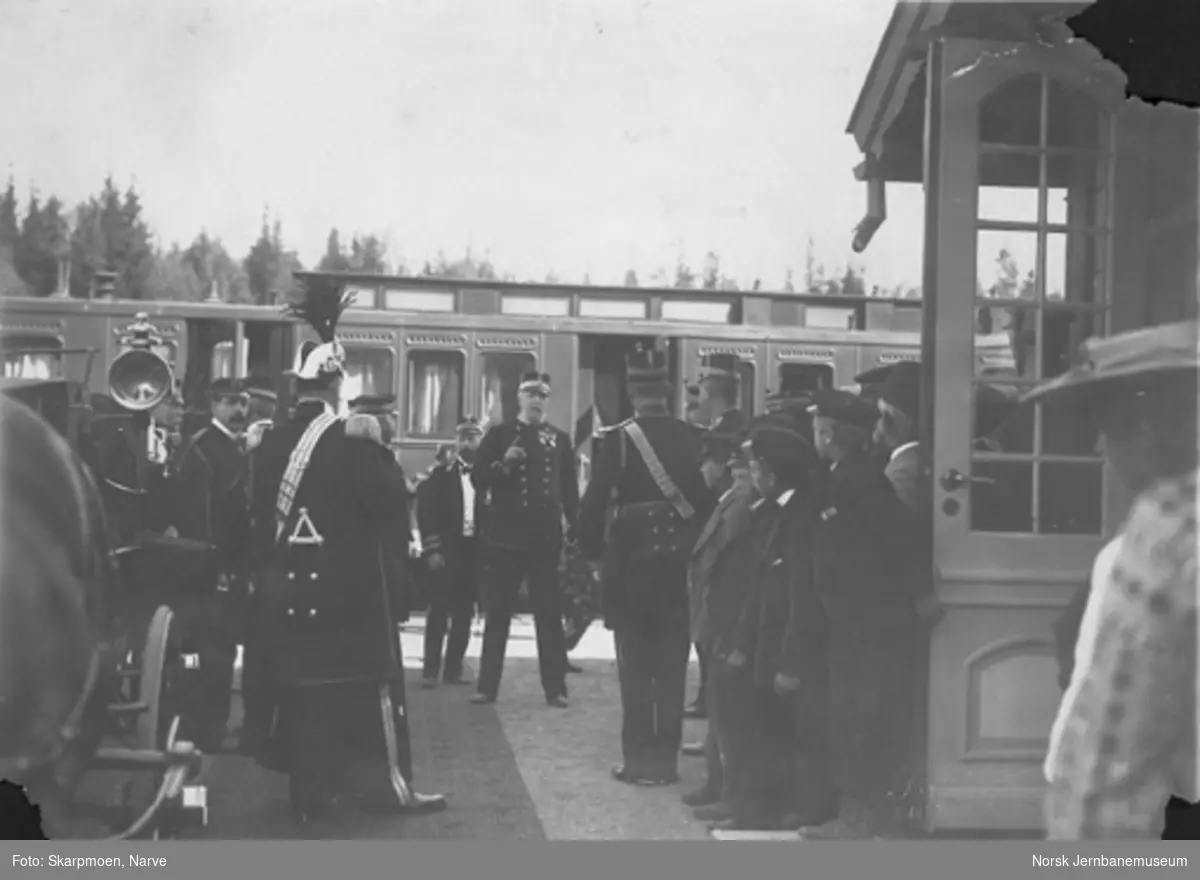 Kong Oscar II ankommer Gjøvik stasjon ved kongebesøket i 1904