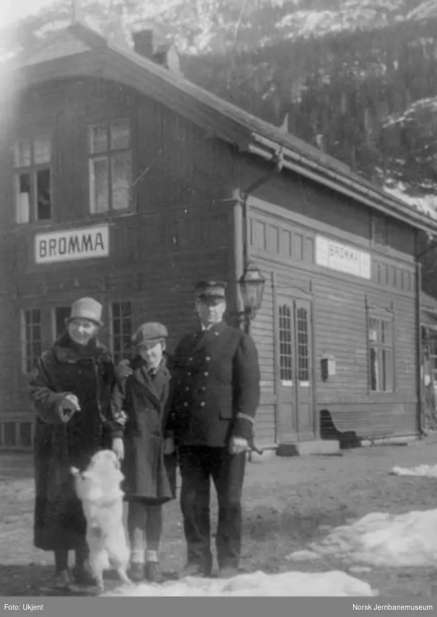 Bromma stasjonsbygning med stasjonsmester Gydal med familie i forgrunnen