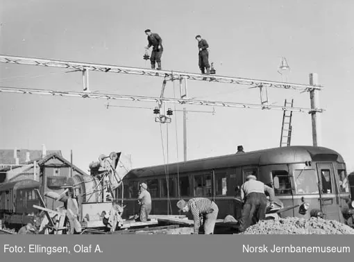 Jærbanens elektrifisering : montering av kontaktledningsanlegget på Stavanger stasjon med motorvogntog i spor 1