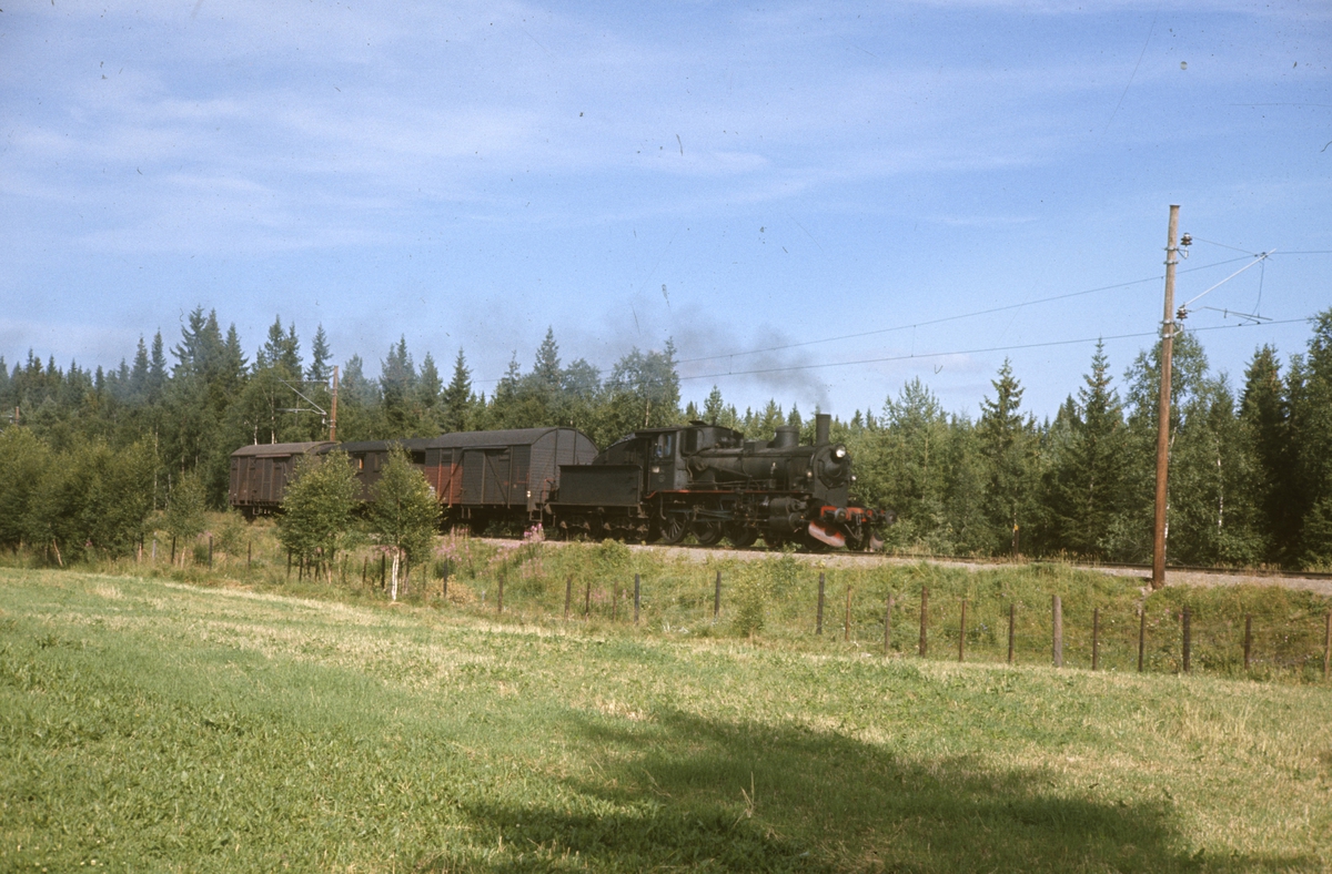Damplokomotiv type 27a nr. 296 med godstog fra Skreia til Eina, underveis mellom Reinsvoll og Eina.