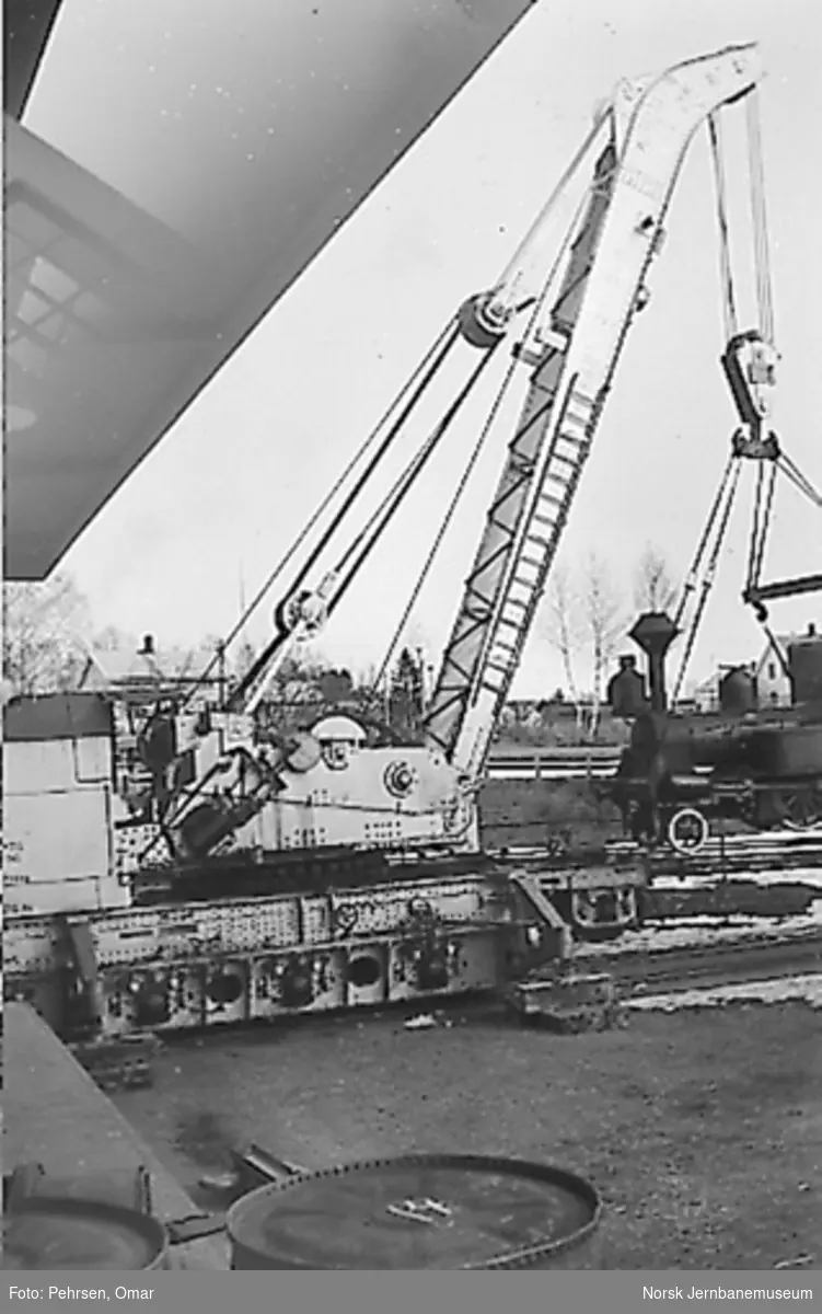 Nytt museum på Martodden: Damplokomotivet "Alf" heises av NSBs dampdrevne beredskapskran