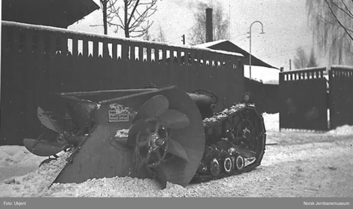 Kombinert snøplog og snøfreser "Snow King", montert på beltetraktor, til Arendals dampskipsselskab