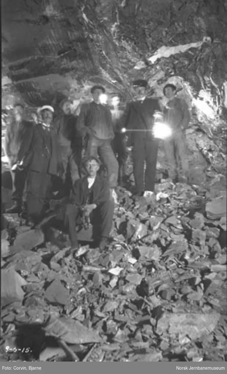 Arbeidere og ingeniører i søndre ende av Gulfoss tunnel