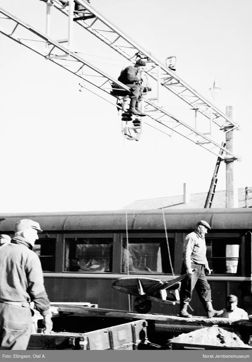 Jærbanens elektrifisering : montering av kontaktledningsanlegget på Stavanger stasjon med motorvogntog i spor 1