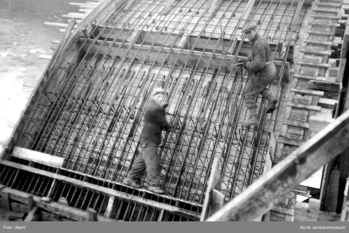 Bygging av Grønfjellåga bru : armering av buen med lamellforskaling