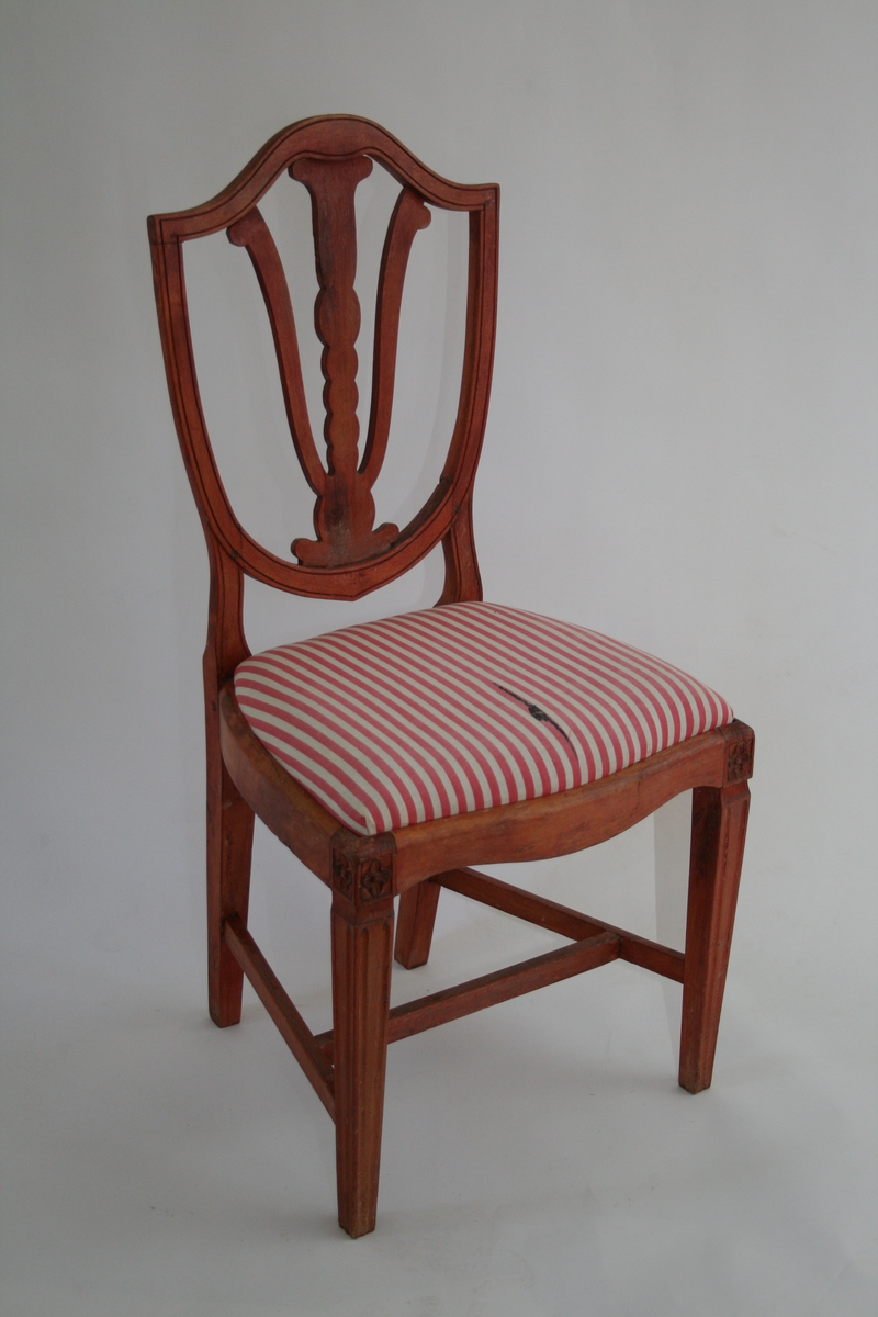 Hepplewhite - beiset i en rødbrun farge, trukket med rosa og hvitt stripet bomullsstoff.
7 like stoler.
