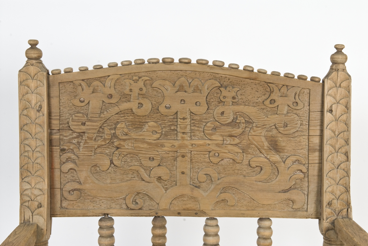 Armstol på kryss fot med mulighet for å snurres. Runeinnskrift skåret inn på ryggen. Dreid og skåret dekor.