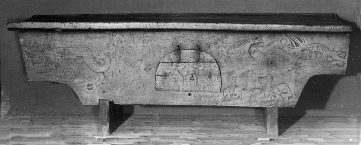 Bordplate og sider til bordet et laget av én tømmerstokk. Bendelene er skåret som formen til innsiden og sikret med dømlinger. Bordet har en frontside  med skurd og rispet dekor med middelalderspreg. Frontsiden har også en bueformet luke med hengsling nedtil. Undersiden er hvert dekket, så eneste inngang er fra luken. Bordet er ubehandlet.