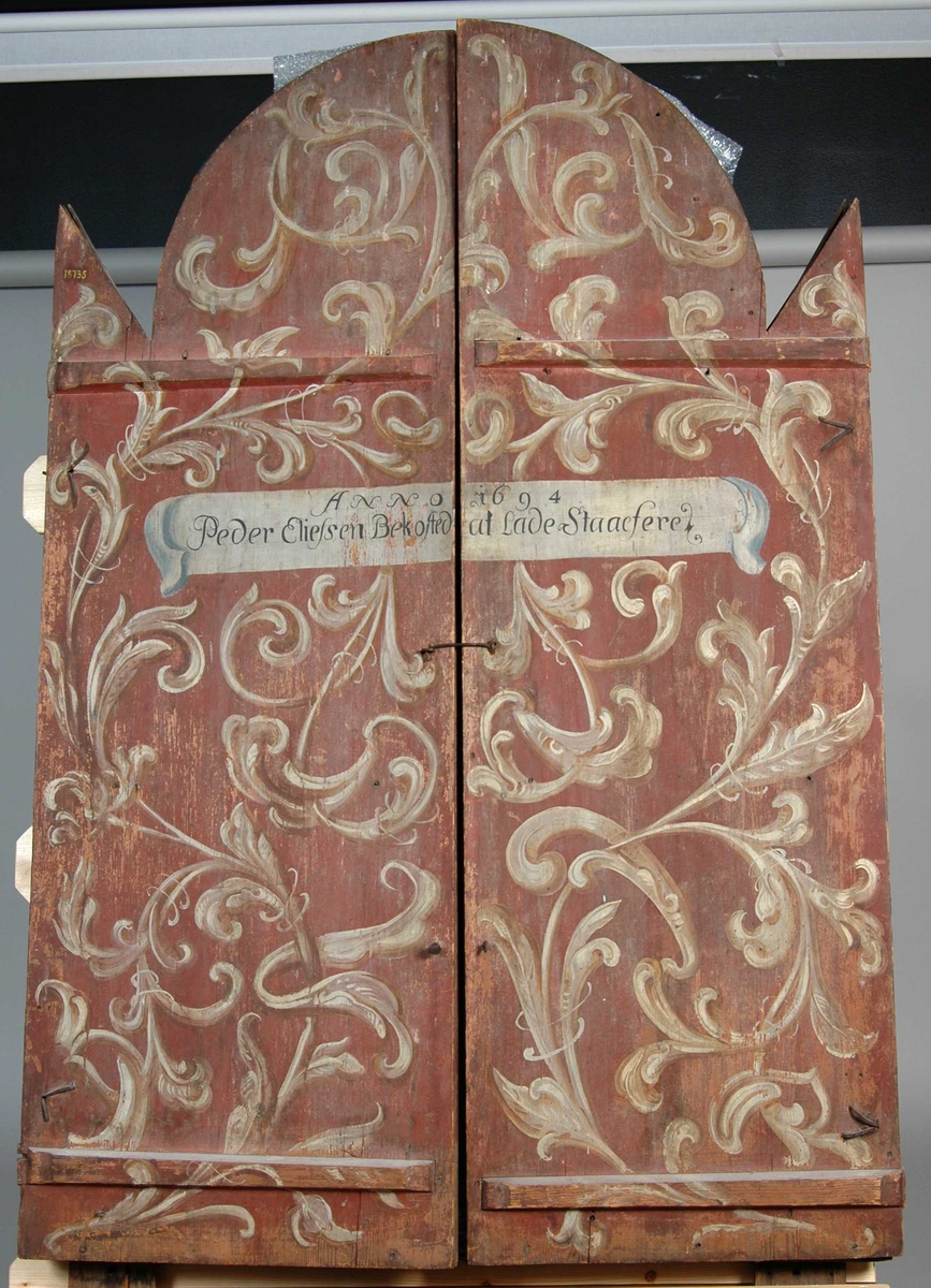 Katekismen er en kort fremstilling av den kristne lære. Luthers lille katekisme utkom i 1529. Den har siden vært grunnlaget for kristendomsundervisningen i alle lutherske kirker. Luther trykket i utgangspunktet katekismen på små tavler som ble hengt opp både i private hjem og i kirkene. Disse tavlene danner utgangspunkt for de tredelte katekismetavlene som det var mange av på 1500- og 1600-tallet. Dette kan også ha sammenheng med reformasjonens nedtoning av billedutsmykning i kirkerommet.