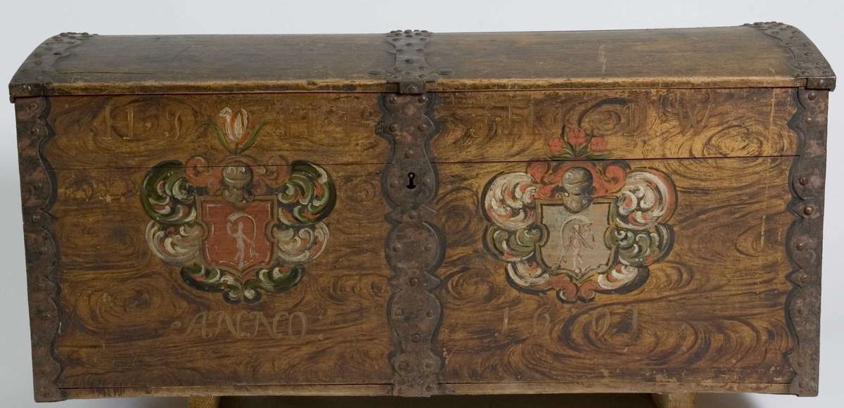 Kiste med buet lokk og to påmalte kartusjer med Fortuna-avbildninger.
