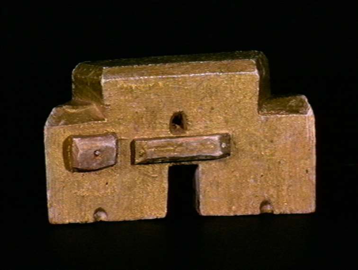 Sett med ca 200 leketøyhus laget av tre i forskjellige former og farger.